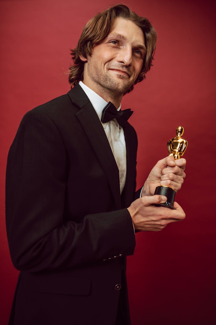 Golden Globe award statue on a red carpet.
